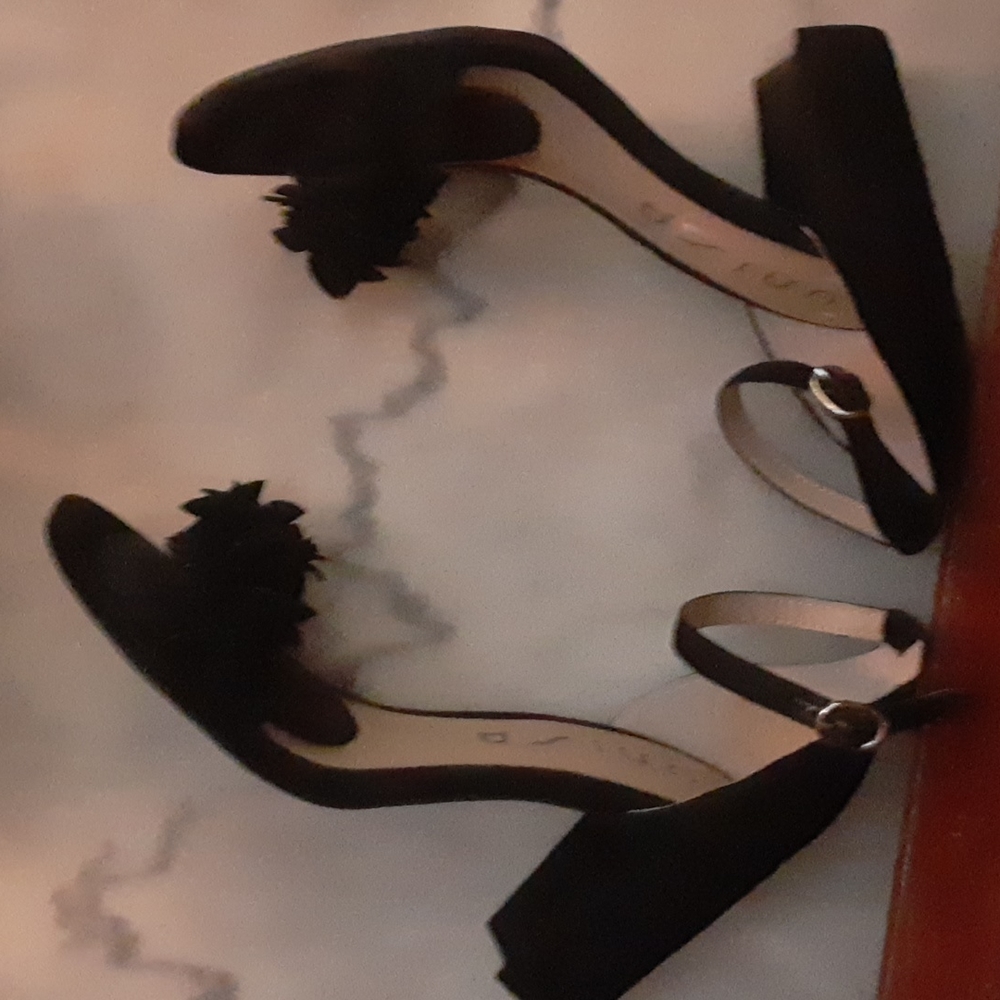 Unisa sz 7 suede peep toe rosets ankle strap 3 inch heel - Picture 3 of 6